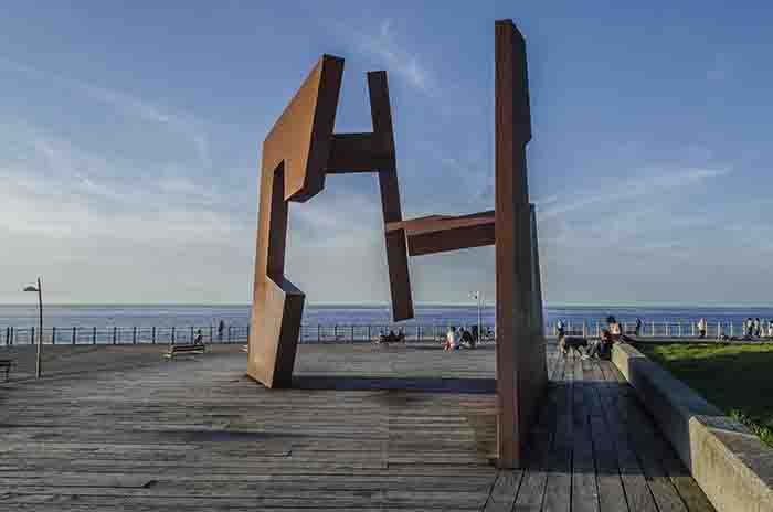 Guipúzcoa - San Sebastián 131 - escultura Construcción Vacia.jpg